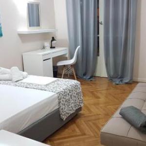 Olive Apartment- Athens Center 4 BD 1.5 BATH