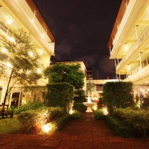 Feung Nakorn Balcony Rooms and Cafe