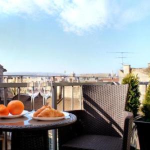Broadway Center Rooftop View Apartment