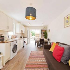 2 Bedroom Riverside Apartment Accommodates 6
