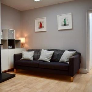 Charming 2 Bedroom Cottage in Central Location