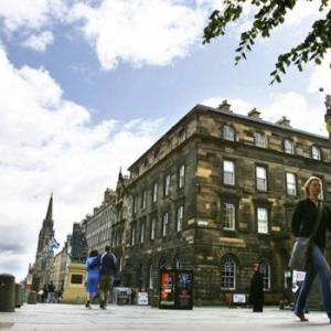 Parliament Sq apt 3 Royal mile Edinburgh 