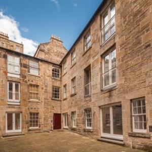The Edmonstone's Close Residence