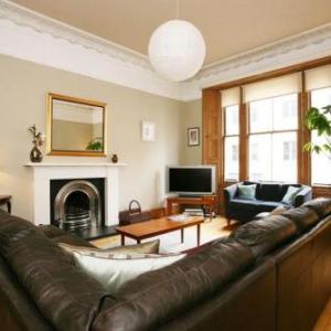 297 - Charming spacious 2 bedroom apartment in the center of Edinburgh's Old Town