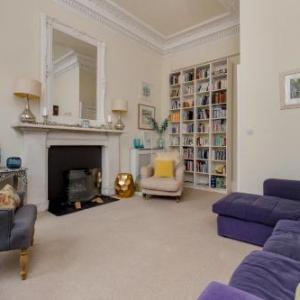 325   Delightful 2 bedroom apartment situated in typical 18th century square