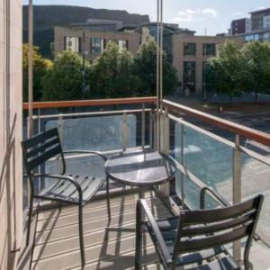 379 Luxury 3 bedroom city centre apartment with private parking and lovely views over Arthur's seat