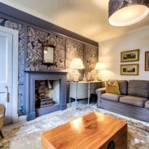 Beautiful and central city apartment with private entrance. Sleeps 4.