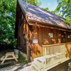 Bear Country Cabin 2 Bedrooms Sleeps 6 Private Foosball Hot tub