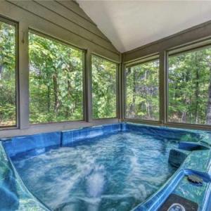mountain Charm 3 Bedrooms Sleeps 6 Private Wood Fireplace Pool table Gatlinburg