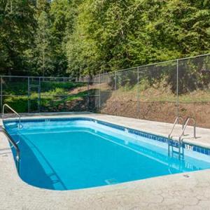 Angels View 3 Bedrooms Sleeps 10 Golfing Walk to Pool Hot tub Tennessee