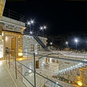 Risus Cave Suites 