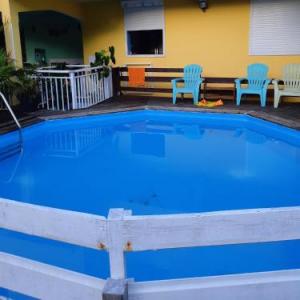 Bungalow de 2 chambres avec piscine partagee jacuzzi et terrasse amenagee a Le Gosier a 5 km de la plage