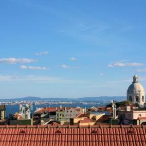 LovelyStay   Bright and spacious flat in Graca