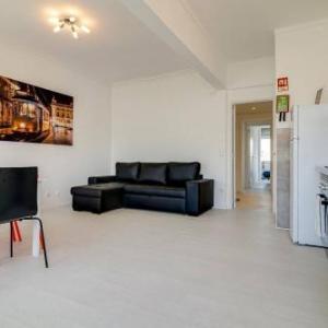 Modern 2Bed Apt with views 5 mins to Metro