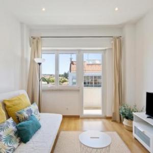 Spacious 1 Bed Apt w/Balcony Sleeps 3 Lisbon