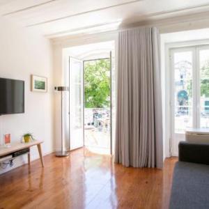Sunny photographer’s Studio Apt w/ balcony in Alcântara Lisbon 