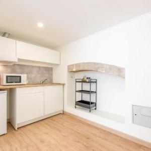 Bright minimalist Home   7 mins from Santos Station 