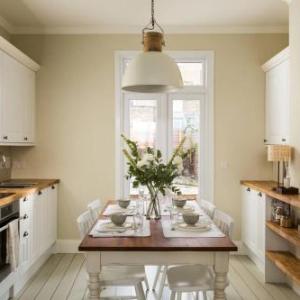 Bright 1BR modern Home wterrace in West London 