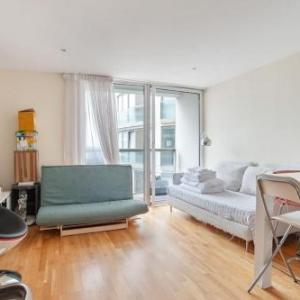 Chic 1bed sleeps 4 w/balcony 8min to Canary Wharf