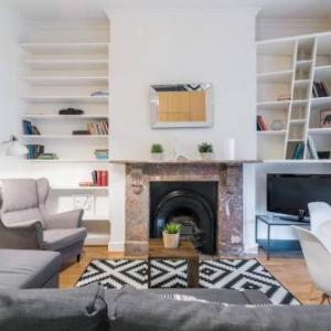 2BR Spacious Flat in West Kensington Fits 6!