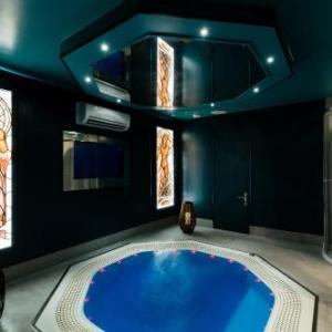 Love Hôtel avec nuit insolite au Dandy et Jacuzzi privatisé