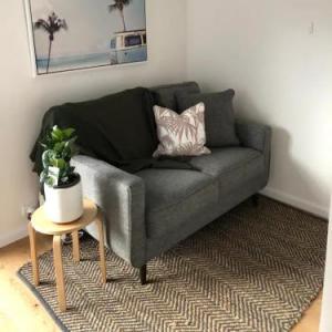 Sun-Drenched 1 Bed Studio Apt Newtown Parking