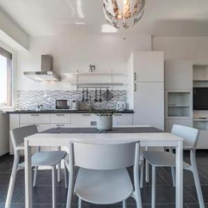 NOmENtANA WHItE APARtmENt