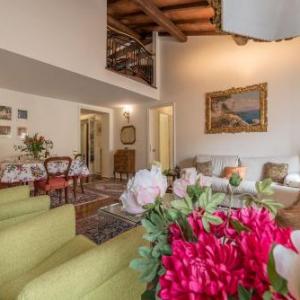 Quiet and classic on two floors by Trevi Fountain - FromHometoRome