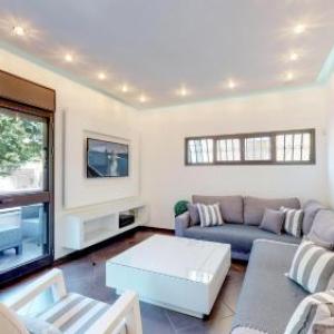 Spacious 3-BR with Terrace in Dizengoff
