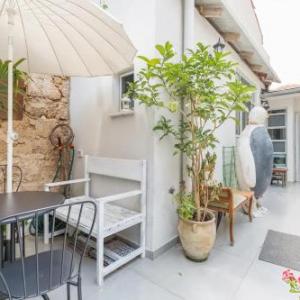 Stylish 2BR Apt w Private Garden in Prime Location by Sea N' Rent