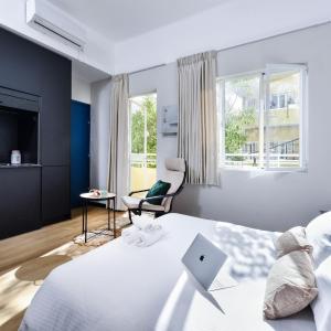Brand New Bauhaus Living with Amazing Roof top by Sea N Rent 