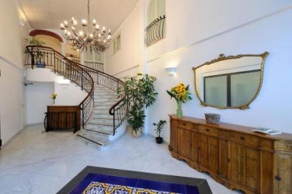 Aurora Apartments - image 1