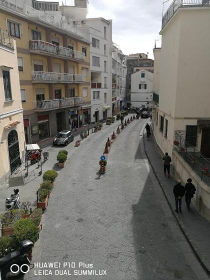 Amalfi Small Wonder Tiny Town House - image 6