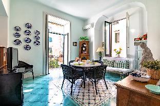 Upscale Central Amalfi Apartment In 19th-century Building - image 5