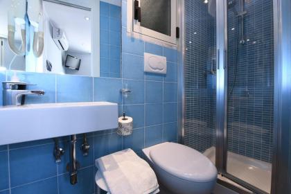 La stanza sul Porto di Amalfi camera piccina piccina con bagno privato - image 10
