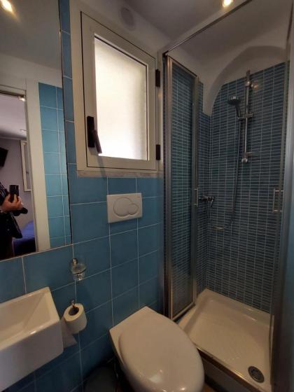 La stanza sul Porto di Amalfi camera piccina piccina con bagno privato - image 11