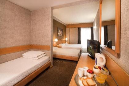 Astor Hotel - image 13