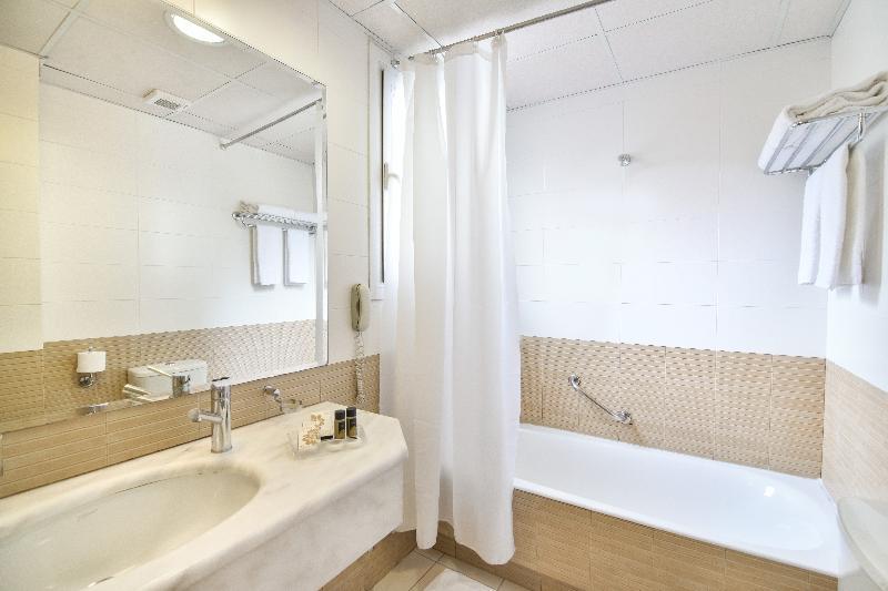 Astor Hotel - image 5
