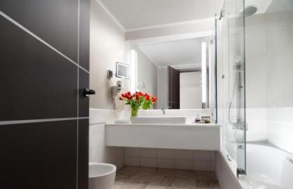 Holiday Suites - image 10