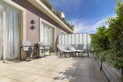 Holiday Suites - image 13
