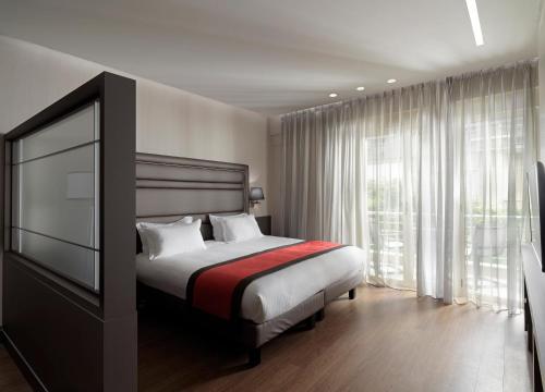 Holiday Suites - image 2