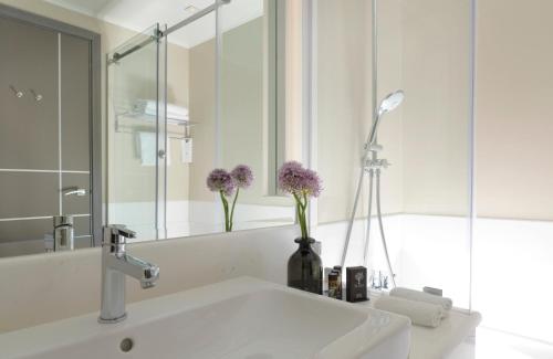 Holiday Suites - image 3