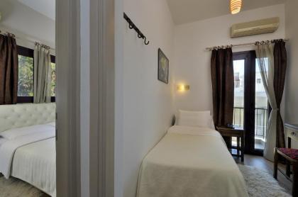Dryades & Orion Hotel - image 9