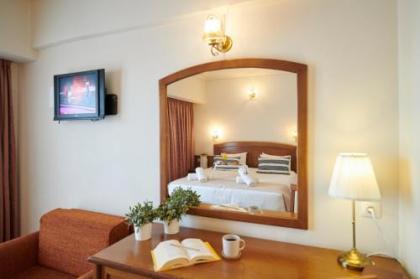 Crystal City Hotel - image 1