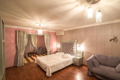 Delphi Art Hotel - image 2