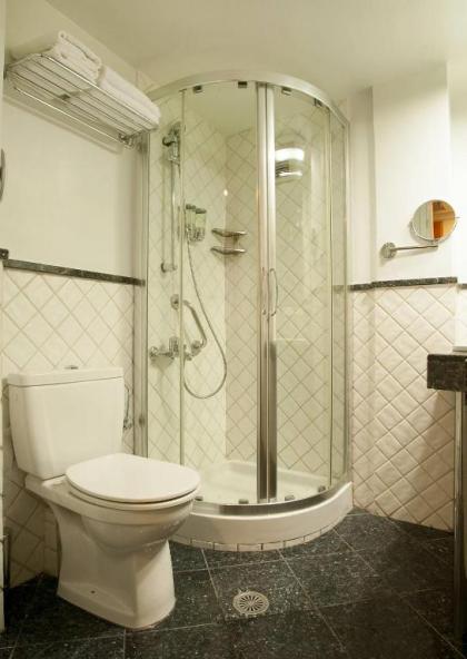 Ilisia Hotel - image 2