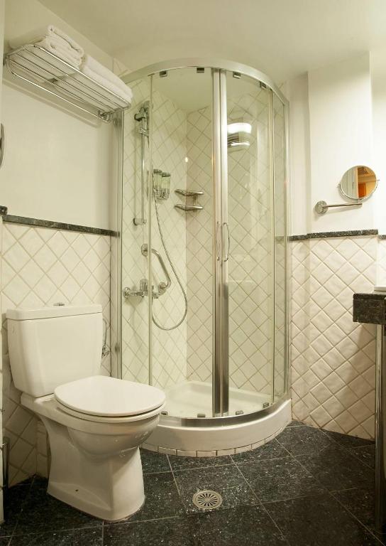 Ilisia Hotel - image 2