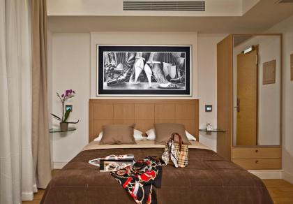 Chic Hotel - image 14