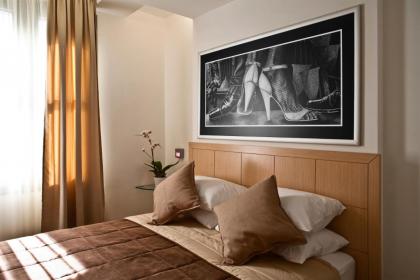 Chic Hotel - image 20