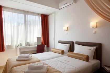 Metropolis Hotel - image 15